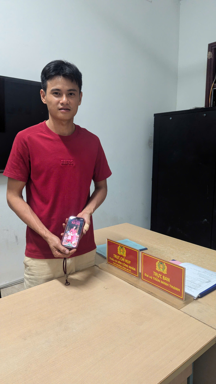Nhặt được 'món đồ quý', nam sinh lập tức giao nộp cho Công an Ảnh 1