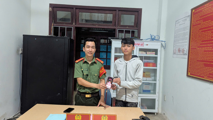 Nhặt được 'món đồ quý', nam sinh lập tức giao nộp cho Công an Ảnh 2
