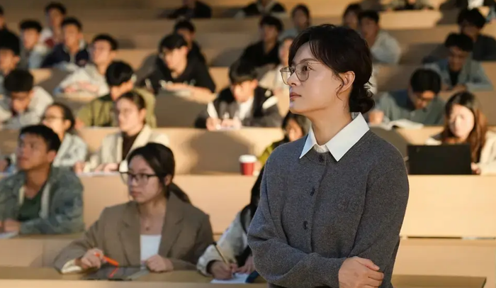 Tôn Lệ: Thủ vai nữ chính Nhan Linh một giảng viên đại học lý trí phải đối mặt với những biến cố sau cái chết của bạn thân. - Ảnh: Sohu