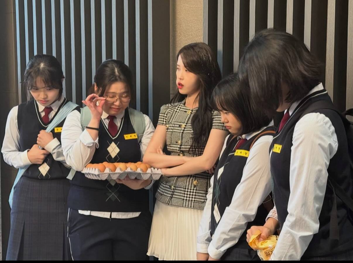 Biểu cảm đáng yêu của IU khiến nhiều khán giả thích thú.