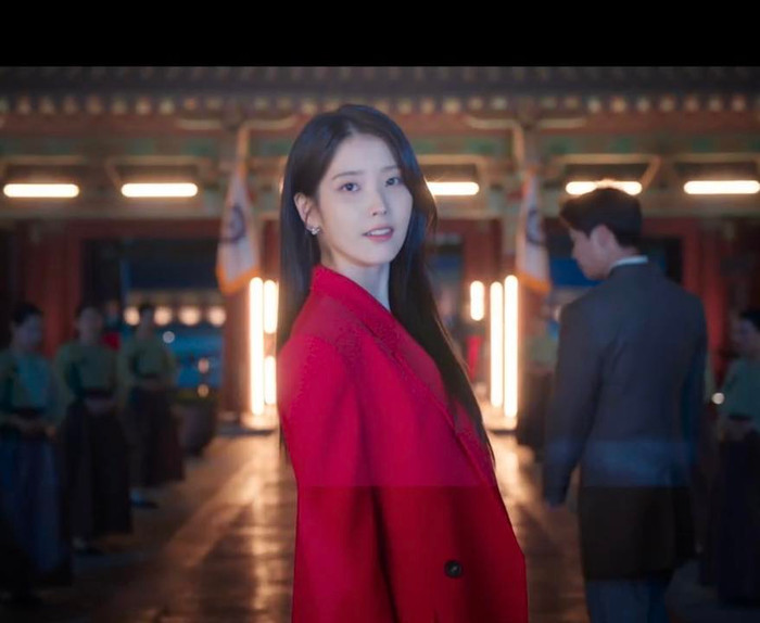 Việc IU chia sẻ hậu trường đã mang đến góc nhìn hoàn toàn khác so với hình ảnh của cô trên phim.