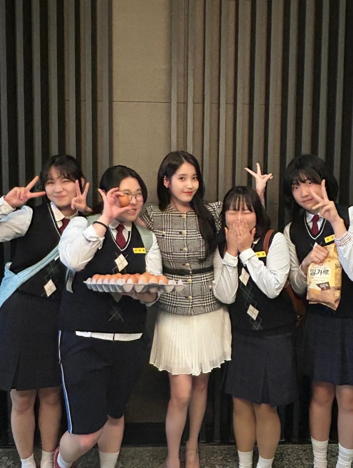 Hình ảnh hậu trường được IU chia sẻ.