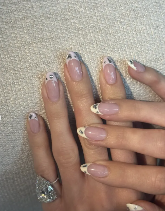 Bộ móng tay đính đá lấp lánh của Kylie Jenner. Ảnh: IGNV