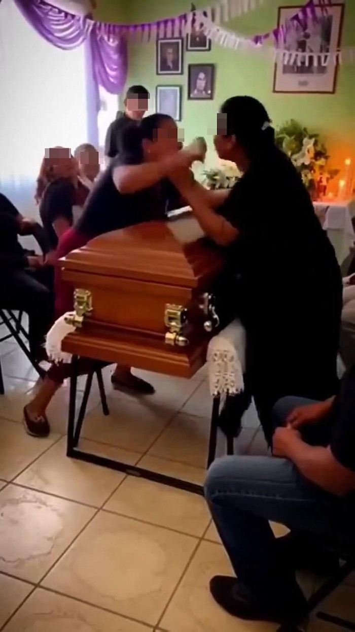'Tiểu tam' đến dự đám tang chồng, vợ chính lao vào ẩu đả khiến quan tài bật nắp Ảnh 1