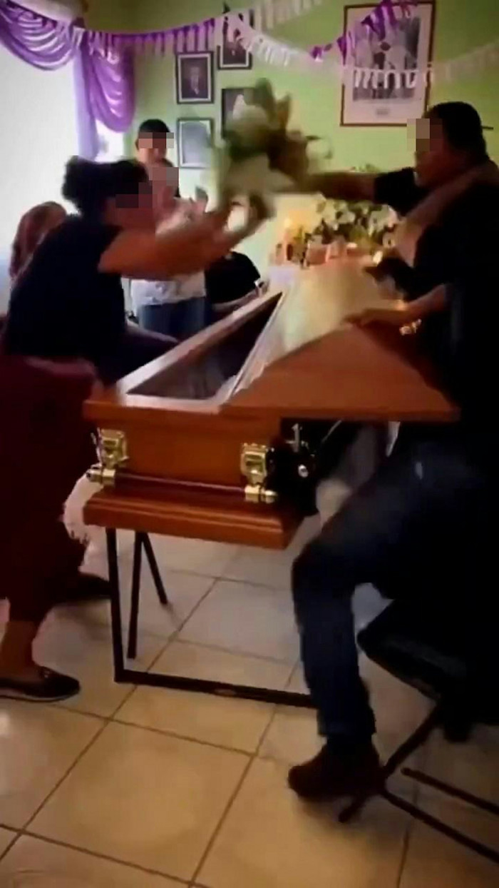 'Tiểu tam' đến dự đám tang chồng, vợ chính lao vào ẩu đả khiến quan tài bật nắp Ảnh 3