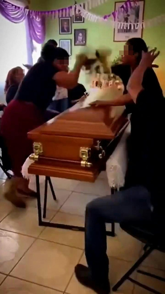 'Tiểu tam' đến dự đám tang chồng, vợ chính lao vào ẩu đả khiến quan tài bật nắp Ảnh 2