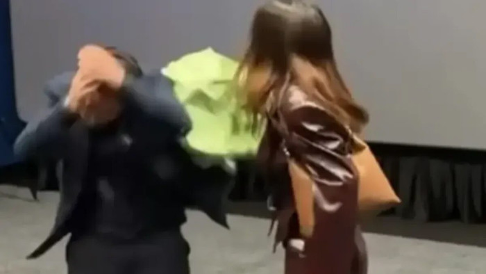 Chồng nói đi làm, vợ xông vào rạp chiếu phim bắt ghen tại chỗ Ảnh 2