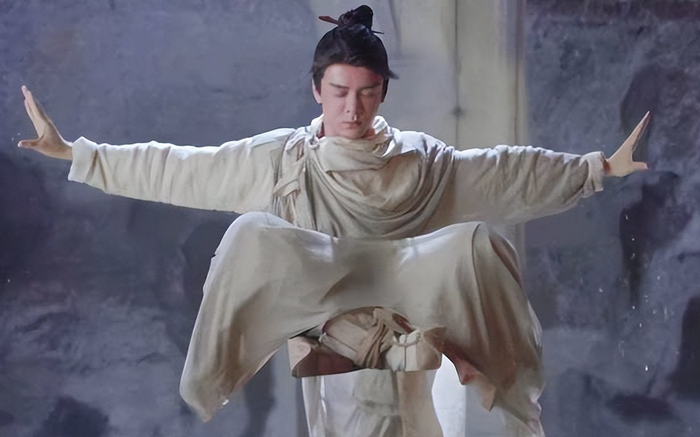 Tuy nhiên, điểm hạn chế của Trương Vô Kỵ lại nằm ở tính cách nhân hậu, thiếu quyết đoán.