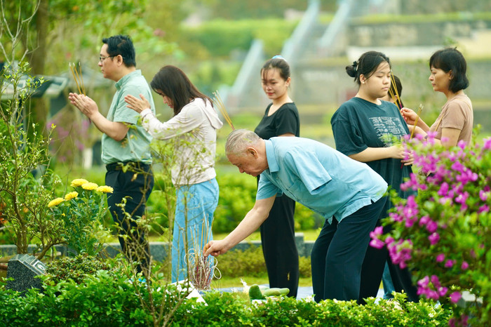 Tảo mộ ngày Tết Thanh minh: Hành trình trở về với cội nguồn Ảnh 1