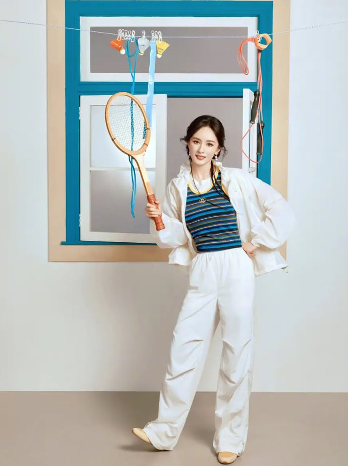 Phong cách thể thao năng động giúp mỹ nhân họ Dương 'hack tuổi' cực đỉnh. - Ảnh: Sohu