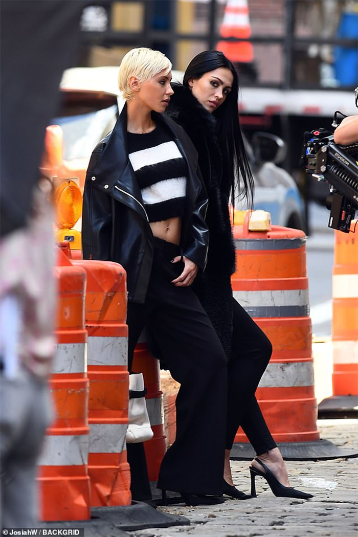 Người mẫu Iris Law khoe trọn vòng eo thon gọn khi chụp ảnh giữa phố Ảnh 2