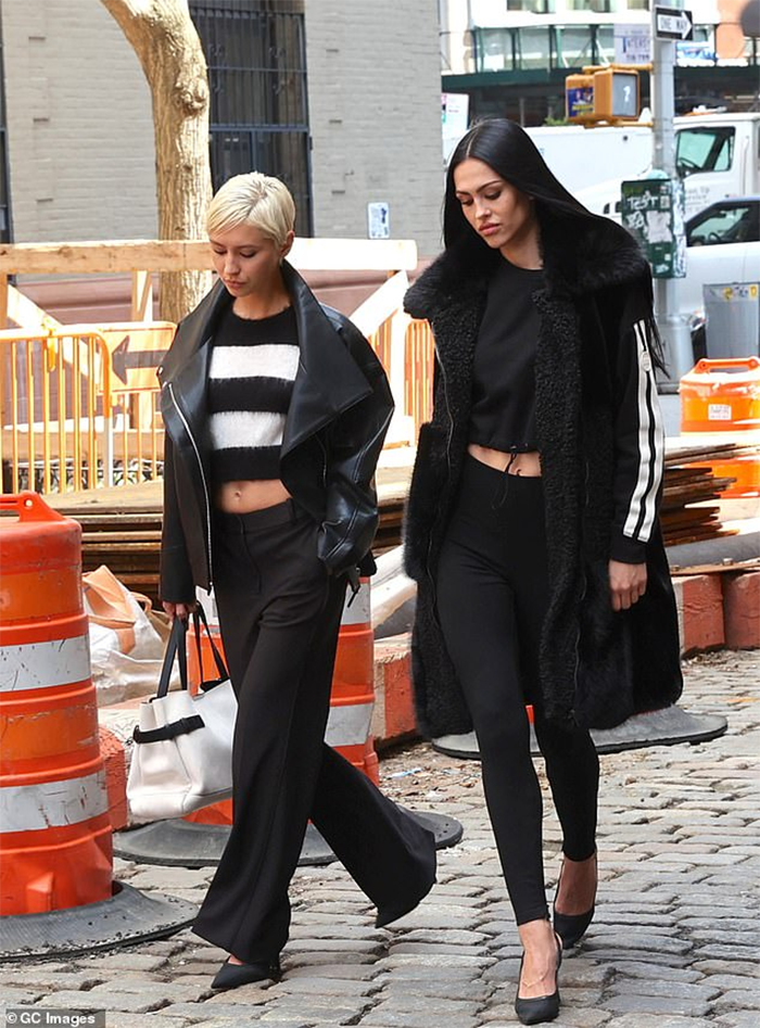 Người mẫu 25 tuổi phối áo khoác da cùng áo len sọc và quần ống loe.