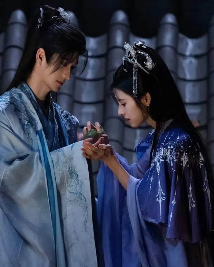 Trong Top 8 cặp phụ Hoa ngữ gây sốt, đây là chuyện tình bắt đầu từ lời hứa thuở nhỏ. Trải qua nhiều biến cố, hai nhân vật dần tìm lại nhau, tạo nên hành trình đầy cảm xúc. - Ảnh: NSX