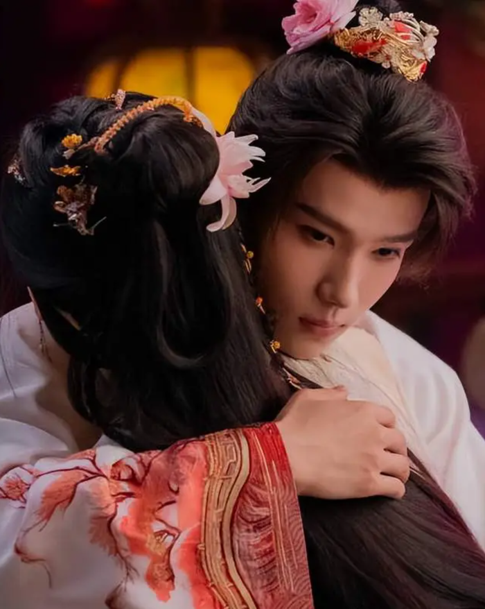 Vương Hữu Thạc (Wang Youshuo): Vào vai Yến Ly. Nam diễn viên nổi tiếng với vẻ ngoài thư sinh, thanh tú và phong thái cổ trang rất hợp mắt khán giả. Mạch Địch Na (Madina): Vào vai Nhạc Ngưng. Cô mang vẻ đẹp sắc sảo, cuốn hút của vùng đất Tân Cương. - Ảnh: NSX