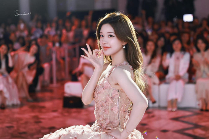 Triệu Lộ Tư vui vẻ chụp hình cùng khán giả. Ảnh: Fansite