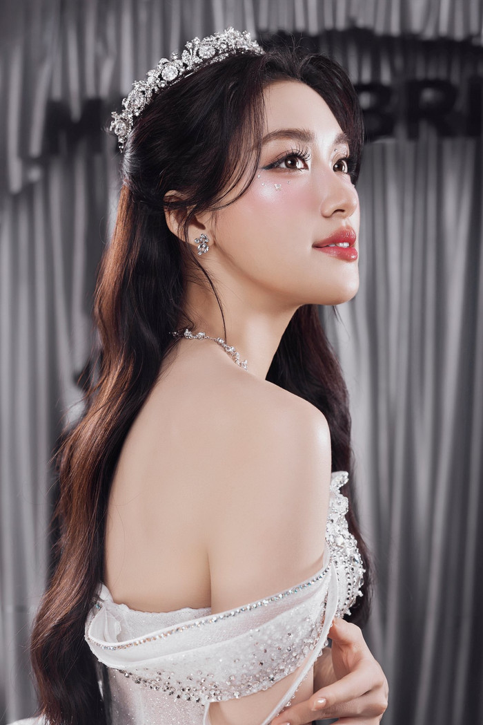 Visual xinh đẹp của Phương Oanh đã 'đốn tim' nhiều khán giả từ khi đăng quang tại Miss World Vietnam năm 2025. Ảnh: FBNV