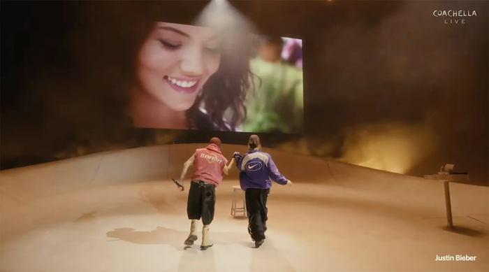 Justin Bieber gây sốt khi hát tặng Billie Eilish ngay trên sân khấu Coachella Ảnh 1