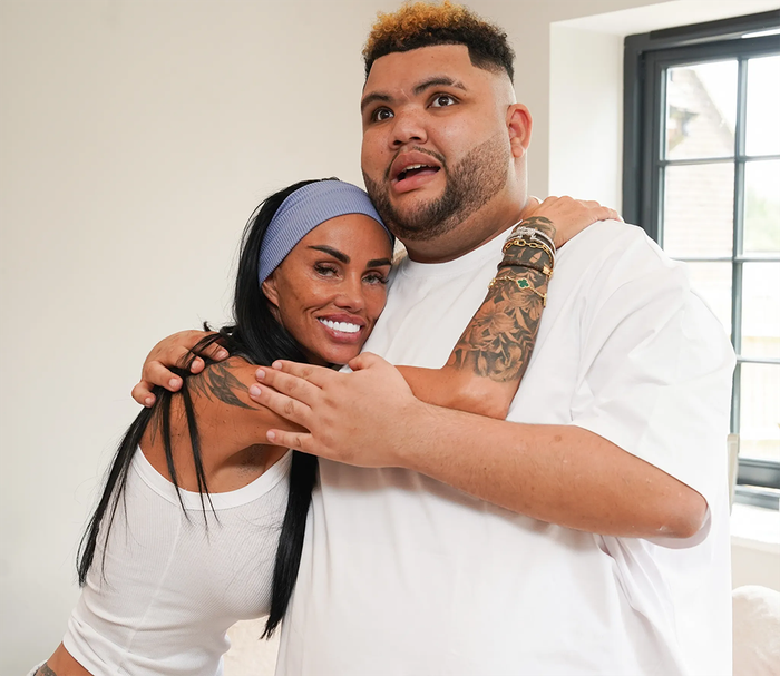 Người mẫu Katie Price vừa lên tiếng bảo vệ con trai.