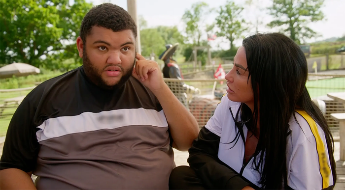 Katie Price còn nhắc lại một sự việc trong quá khứ khi Dapper Laughs từng quảng bá show diễn có hình ảnh của Harvey.