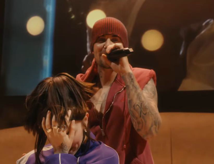 Hailey Bieber đứng sau màn đẩy Billie Eilish lên sân khấu cùng Justin Bieber Ảnh 1