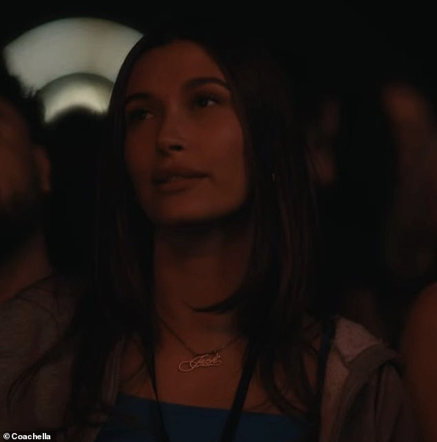 Hailey Bieber được cho là người đã khuyến khích, thậm chí đẩy Billie Eilish lên sân khấu.