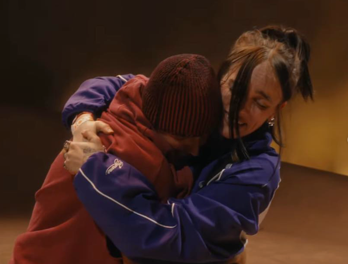 Khoảnh khắc Billie Eilish trên sân khấu cùng Justin Bieber gây sốt khán giả thế giới.