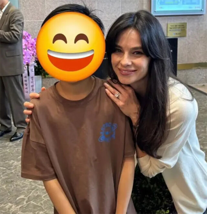 Song Joong Ki lần đầu cùng Katy Louise Saunders xuất hiện tại sự kiện, nhan sắc bà xã 'gây bão' Ảnh 4