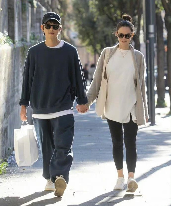 Song Joong Ki công bố kết hôn với Katy Louise Saunders vào năm 2023.