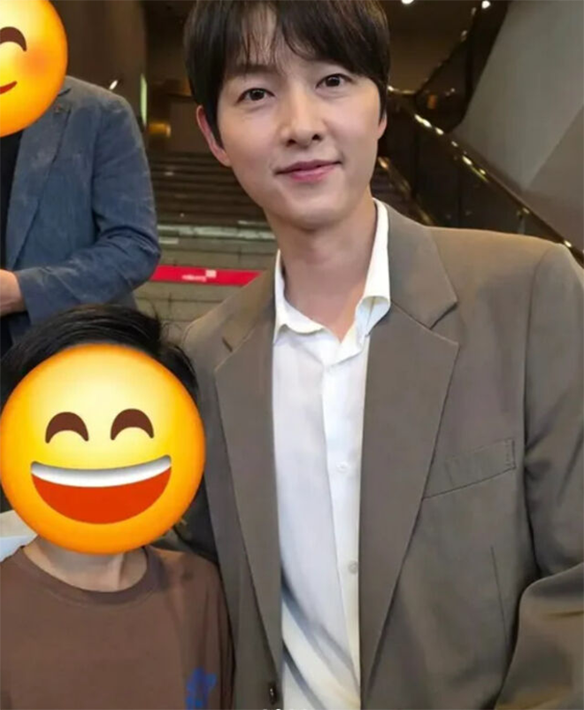 Song Joong Ki lần đầu cùng Katy Louise Saunders xuất hiện tại sự kiện, nhan sắc bà xã 'gây bão' Ảnh 3