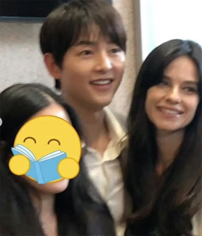 Song Joong Ki và vợ Tây chụp ảnh cùng khán giả sau chương trình.