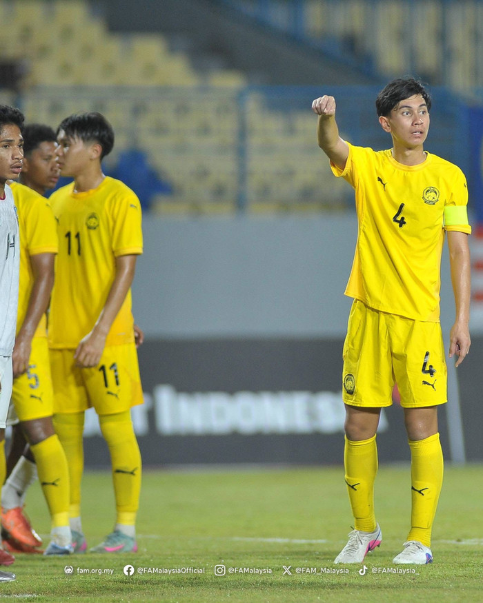 Người hâm mộ Malaysia vừa mừng vừa lo khi đội nhà đi tiếp nhờ Việt Nam “tiếp sức”. Ảnh: FAM
