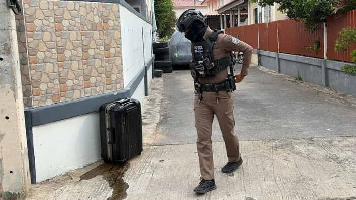 Phát hiện chiếc vali chảy nước có mùi hôi thối, người dân sửng sốt khi mở ra kiểm tra Ảnh 1