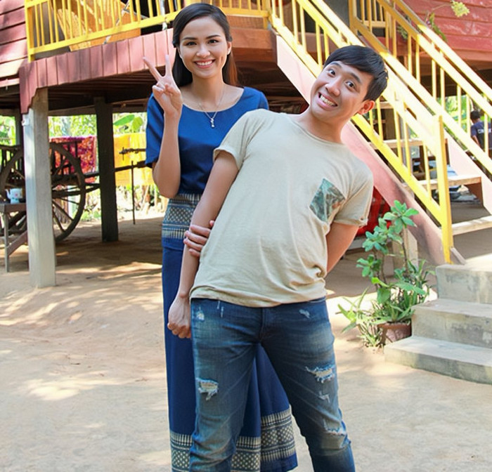 Khoảnh khắc hậu trường của Trấn Thành cùng Hoa hậu Diễm Hương.