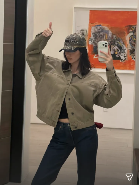 Kendall Jenner lần đầu khoe kiểu tóc mới. Ảnh: IGNV