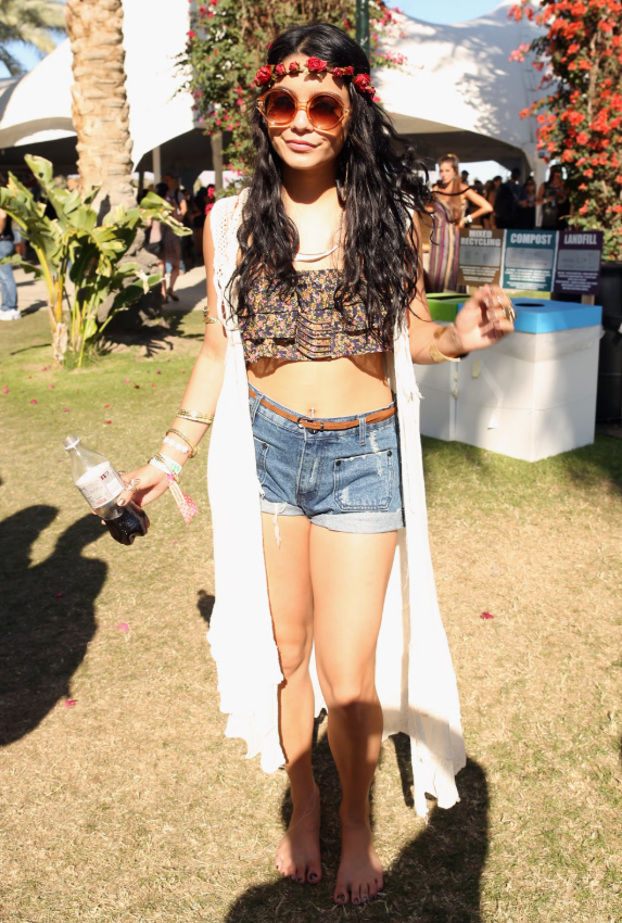 Vanessa Hudgens được mệnh danh là “nữ hoàng Coachella” khi góp phần định hình thẩm mỹ boho đặc trưng của lễ hội. Những chi tiết như vòng hoa đội đầu, áo khoác dài không tay hay crop top hoa trở thành dấu ấn phong cách, tạo nền tảng cho xu hướng festival về sau.