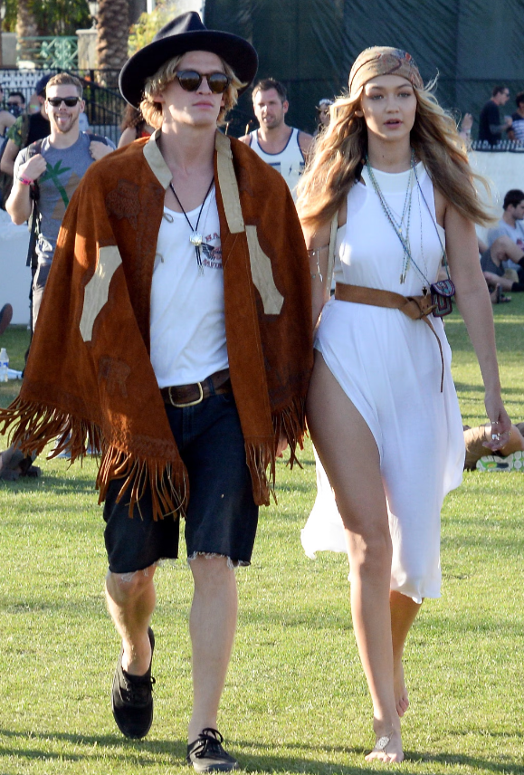 Cody Simpson và Gigi Hadid được xem là một trong những cặp đôi mặc đẹp nhất Coachella năm đó. Cả hai lựa chọn phong cách đồng điệu với mũ rộng vành, khăn trùm đầu và các chi tiết tua rua, tạo nên tổng thể phóng khoáng, tự nhiên. Hình ảnh Gigi đi chân trần càng làm tăng cảm giác tự do, đúng tinh thần lễ hội.