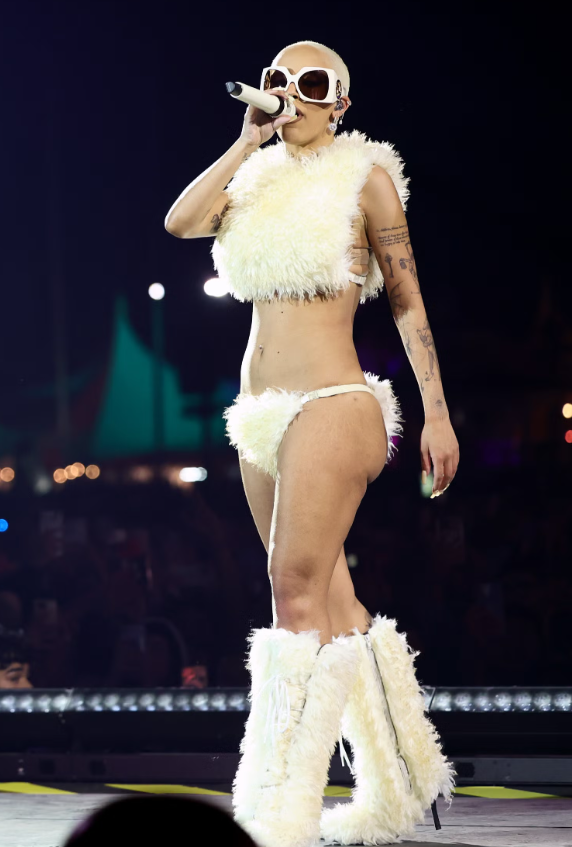 Doja Cat tạo nên điểm nhấn khác biệt khi diện trang phục lông trong điều kiện thời tiết nóng bức. Lựa chọn tưởng chừng không phù hợp lại được xử lý khéo léo, mang đến hình ảnh độc đáo và đầy cá tính trên sân khấu.