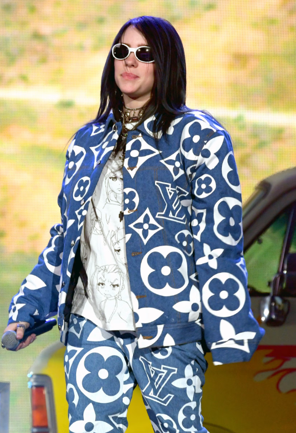 Lần đầu đảm nhận vai trò headliner tại Coachella, Billie Eilish lựa chọn diện set denim đồng bộ từ Louis Vuitton. Tổng thể mang đậm dấu ấn cá nhân, vừa phóng khoáng vừa cá tính, đánh dấu một cột mốc quan trọng trong hành trình thời trang của nữ ca sĩ.