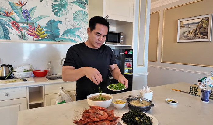 Trung Dũng vào bếp, tự tay chuẩn bị nhiều món ngon đãi bạn thân đến dự sinh nhật.