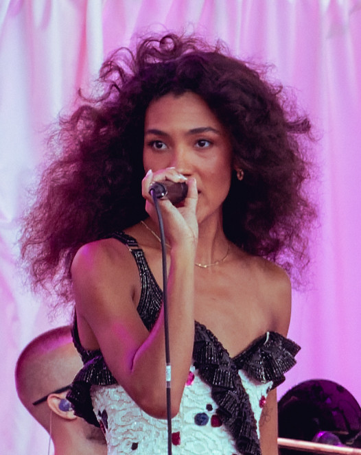 RAYE sẽ hát nhạc phim James Bond? Ảnh 3