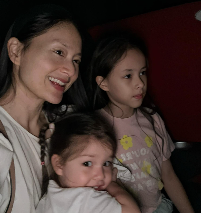 Khoảnh khắc giản dị nhưng tràn đầy hạnh phúc bên hai con gái của Lan Phương. Ảnh: FBNV