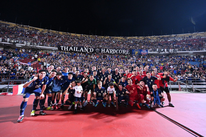 Ngay sau khi bảng xếp hạng FIFA được cập nhật, người hâm mộ Thái Lan đã có nhiều phản ứng trái chiều, xoay quanh việc đội nhà vươn lên hạng 93 thế giới, trong khi tuyển Việt Nam xếp ở vị trí 99. Ảnh: FAT