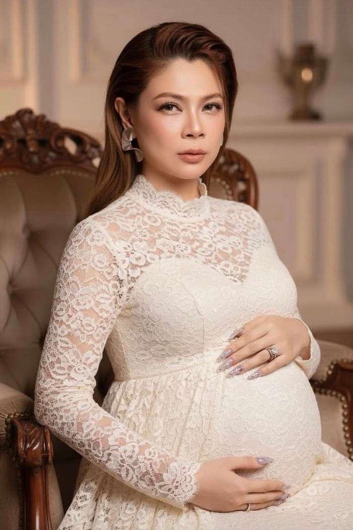 Thanh Thảo đăng ảnh bế bụng bầu.