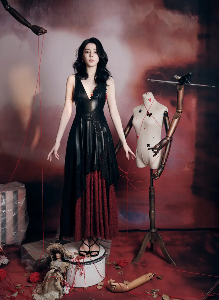 Tạo hình búp bê dây kéo đầy phá cách của Địch Lệ Nhiệt Ba nhận được sự quan tâm lớn.&nbsp;