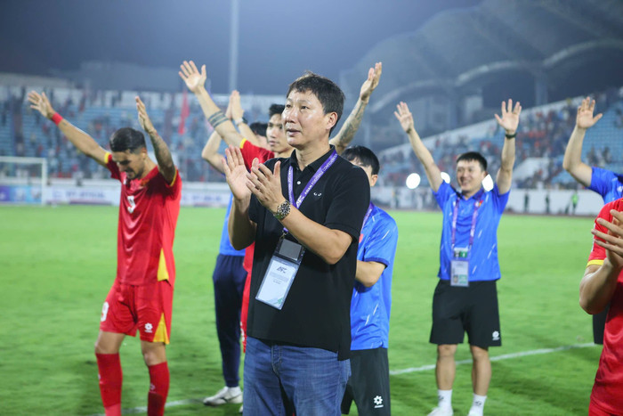 Bóng đá Việt Nam đứng trước bước ngoặt lớn khi hướng tới VCK Asian Cup 2027, và HLV Kim Sang Sik liệu có làm tốt hơn Philippe Troussier? Ảnh: VFF