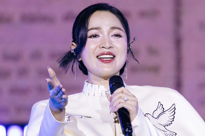 Nguyễn Duyên Quỳnh phải xin lỗi sau sự cố hát nhép tại Làn sóng xanh.