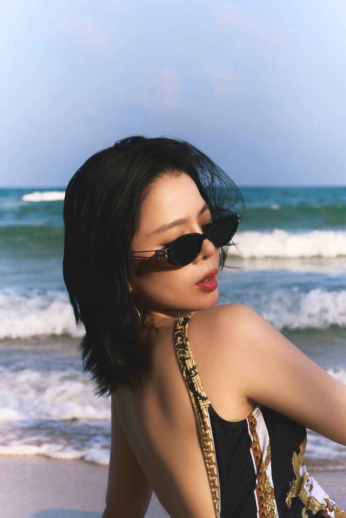 Lệ Quyên khoe dáng thon thả trong loạt ảnh đón tuổi mới.