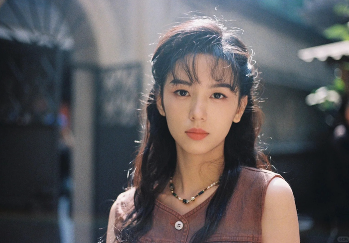 Phim theo chân Hạ Hiểu Lan (Châu Dã) - cô gái xuyên không về thập niên 80 và tận dụng kiến thức hiện đại để kinh doanh quần áo, bất động sản, từng bước trở thành nữ cường nhân, đồng thời xây dựng cuộc sống gia đình bên Chu Thành (Trạch Tiêu Văn). Tác phẩm được yêu thích nhờ kịch bản nhẹ nhàng, hợp lý và màu sắc retro chân thực.