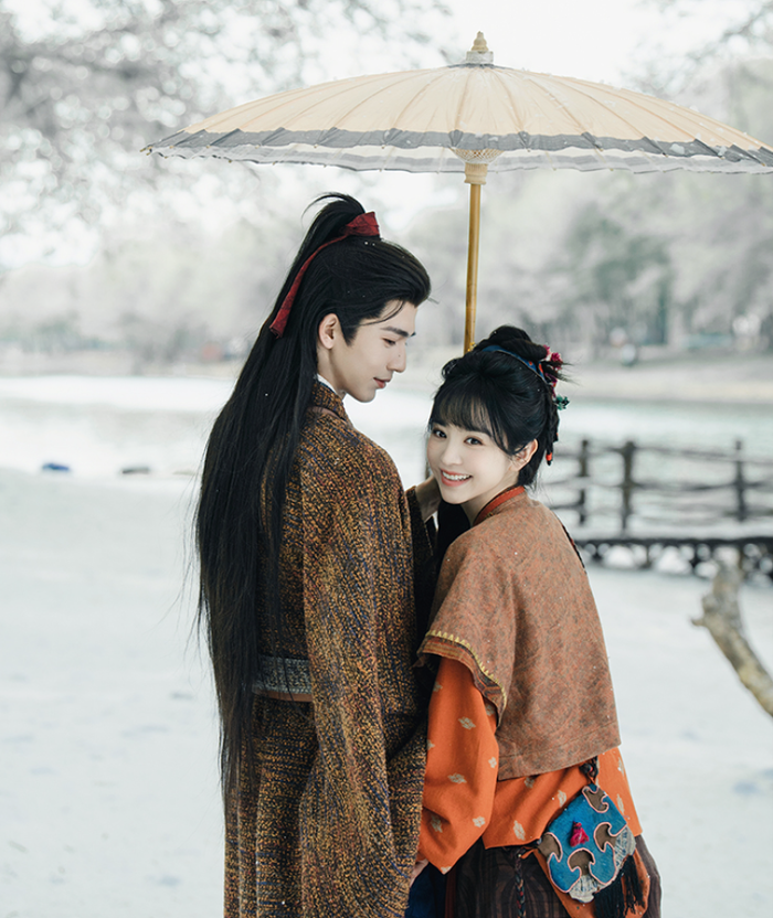 Phàn Trường Ngọc (Điền Hi Vi) xuất thân là cô gái bán thịt lợn nhưng mang trong mình dòng máu võ tướng, tình cờ gặp gỡ Tạ Chinh (Trương Lăng Hách) - một hầu gia đang ẩn danh. Cả hai cùng trải qua những âm mưu triều đình khốc liệt trong bối cảnh thời loạn. Chuyển thể từ tiểu thuyết của Đoàn Tử Lai Tập, phim hiện đang phát sóng và liên tục dẫn đầu lượt xem, dù vẫn tồn tại một số tranh cãi về tạo hình nhân vật.