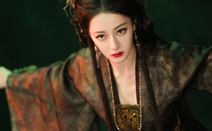 Địch Lệ Nhiệt Ba trong vai Hạ Tư Mộ, nhân vật trung tâm gây nhiều tranh luận